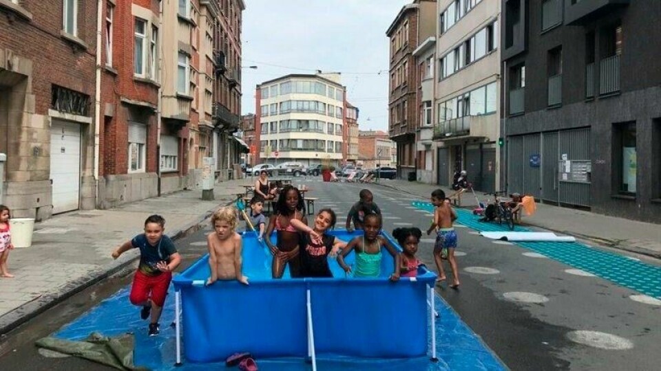 Mange byer har få steder mennesker kan få beskyttelse mot ekstrem hete. Her har lokale myndigheter i Brussel satt opp et badebasseng for barn i Molenbeek-distriktet for at de skulle ha et sted i nærheten for å kjøle seg ned under en hetebølge i 2020. Foto: Mark Carlson / AP / NTB Mange byer har få steder mennesker kan få beskyttelse mot ekstrem hete. Her har lokale myndigheter i Brussel satt opp et badebasseng for barn i Molenbeek-distriktet for at de skulle ha et sted i nærheten for å kjøle seg ned under en hetebølge i 2020. Foto: Mark Carlson / AP / NTB