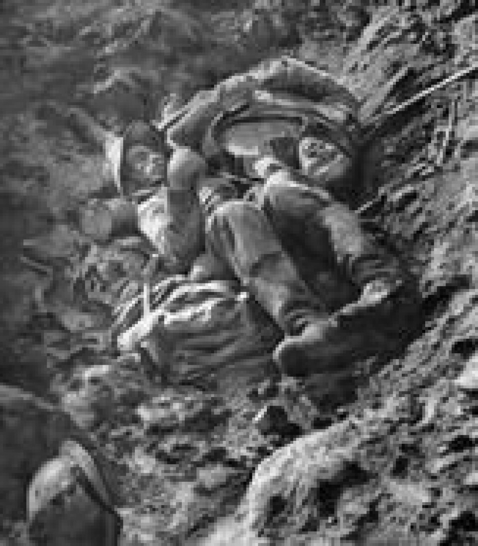 En fransk og en tysk soldat i en skyttergrav etter en kamp til døden. 8. oktober 1916. NTB Scanpix/AFP. En fransk og en tysk soldat i en skyttergrav etter en kamp til døden. 8. oktober 1916. NTB Scanpix/AFP.