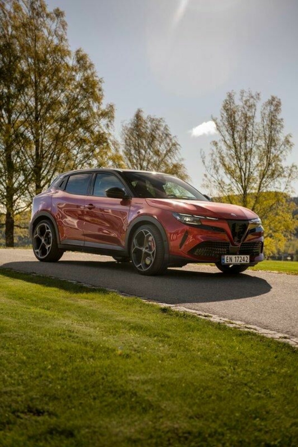 Vil du ha din Alfa Romeo Junior i fargen «Brera red», koster det 16.000 kroner ekstra. Vil du ha din Alfa Romeo Junior i fargen «Brera red», koster det 16.000 kroner ekstra. Foto: Håkon Sæbø / Finansavisen
