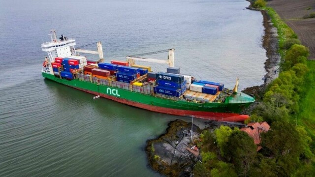 Det 135 meter lange konteinerskipet NCL Salten gikk tidlig torsdag på grunn i Trondheimsfjorden utenfor Byneset. Det havnet delvis på land ved en bolig.