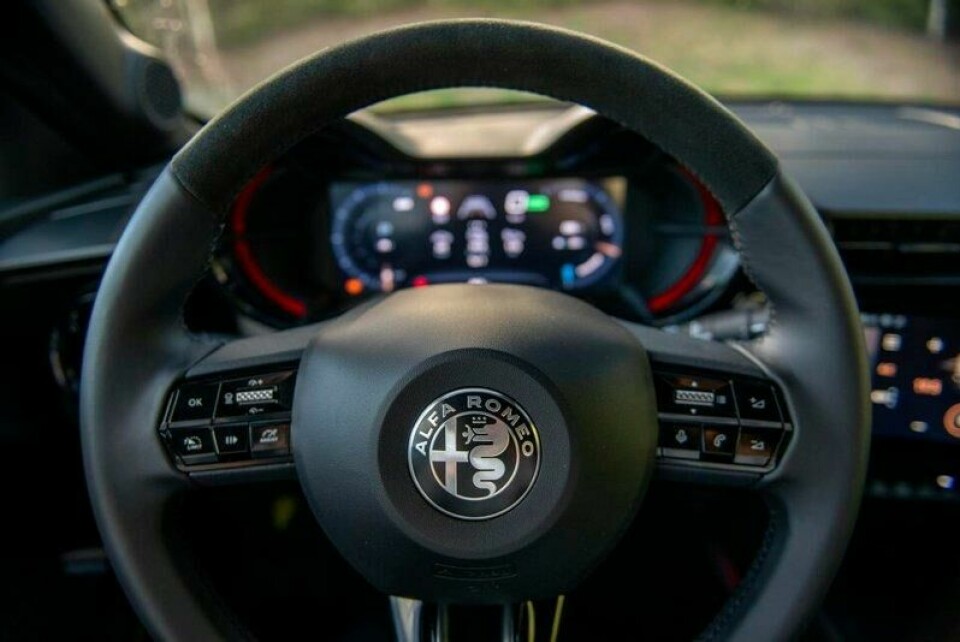 Alfa Romeo Junior har et godt og sportslig ratt. Alfa Romeo Junior har et godt og sportslig ratt. Foto: Håkon Sæbø / Finansavisen