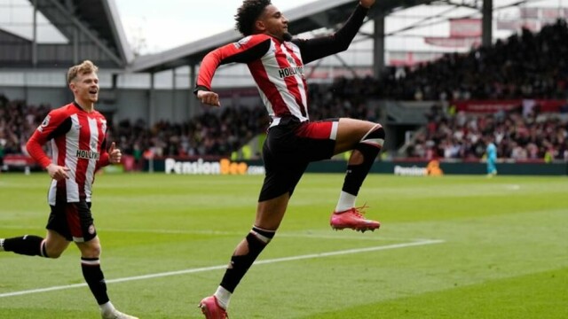 Brentfords Kevin Schade scoret to mål mot Manchester United søndag. John Walton / PA via AP / NTB.