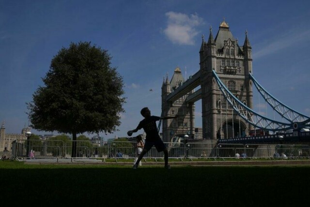 En gutt leker i vårsolen i London. Ikke siden 1956 har det kommet mindre regn i England i månedene februar, mars og april enn det gjorde i år. Arkivfoto: Kin Cheung / AP / NTB