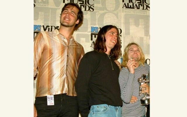 Nirvana, med Krist Novoselic (fra venstre), Dave Grohl og Kurt Cobain, avbildet under prisutdelingen for beste alternative musikkvideo for «In Bloom» på MTV Video Music Awards i California i 1993.