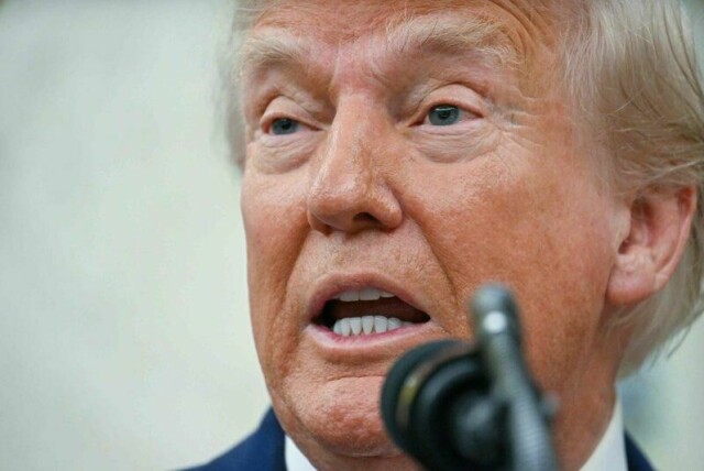 – Harvard må oppføre seg. Harvard behandler landet vårt respektløst, og de blir bare dypere og dypere innblandet, sa Trump til journalister i Det ovale kontor onsdag. (Photo by Jim WATSON / AFP)