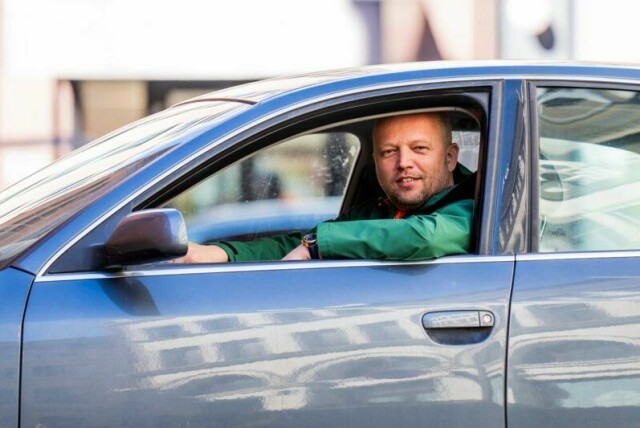Leder i Senterpartiet Trygve Slagsvold Vedum viser fram sin Audi A6 2002-modell utenfor Stortinget. Han er ikke fornøyd med at det foreslås EU-kontroll hvert år for denne typen biler.
