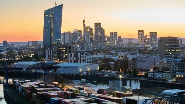 Vareforsendelser i store mengder på lasteterminalen i Frankfurt. Den tyske økonomien har gått bedre enn ventet i vinter, viser ferske tall.