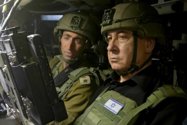 Press fra «Israels venner» gjør at statsminister Benjamin Netanyahu nå sier at han vil slippe inn noe nødhjelp i Gaza, men han understreker at det vil bli snakk om minimale mengder. Dette bildet ble tatt da han besøkte soldater i Gaza i juli i fjor.
