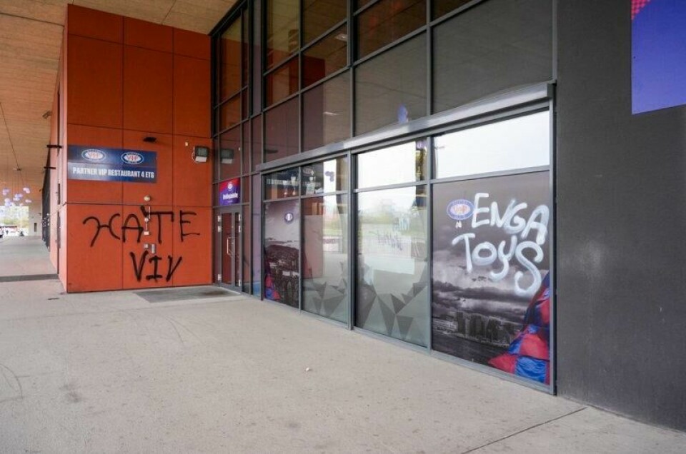 Over hele stadion var det tagging å se søndag morgen. Over hele stadion var det tagging å se søndag morgen. Foto: Terje Bendiksby / NTB
