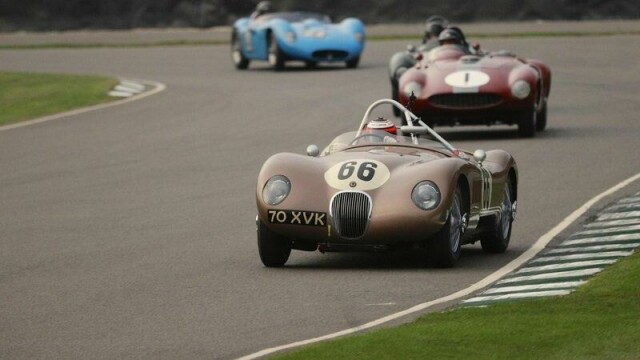 Jenson Button i sin 1952 Jaguar C-Type XKC 018 foran Ferrari og Maserati på Goodwood Revival i 2023.