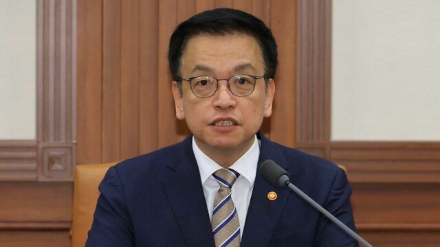 Sør-Koreas finansminister Choi Sang-mok, her under et møte i Seoul i april, går av.