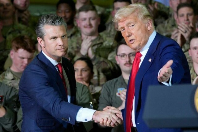 USAs forsvarsminister Pete Hegseth, til vestre i bildet, kommer med en kraftig advarsel mot Iran dersom det fortsetter å støtte houthi-militsen i Jemen.
