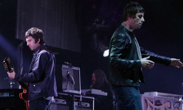 Med ryggen til hverandre: Noel og Liam Gallagher i 2008.