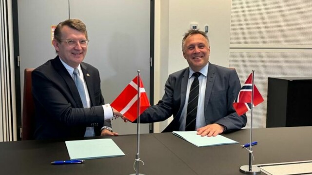 Danmarks forsvarsminister Troels Lund Poulsen (t.v.) og forsvarsminister Tore Sandvik (Ap) under en signeringen av en forsvarsavtale med Danmark.