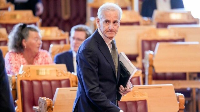 Statsminister Jonas Gahr Støre (Ap) må se seg om etter flere velgere. Han har mistet det parlamentariske flertallet i en fersk måling.
