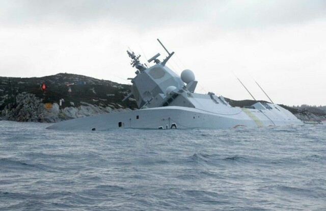 KNM Helge Ingstad ved skadestedet i Øygarden fire dager etter at fartøyet kolliderte med et tankskip.
