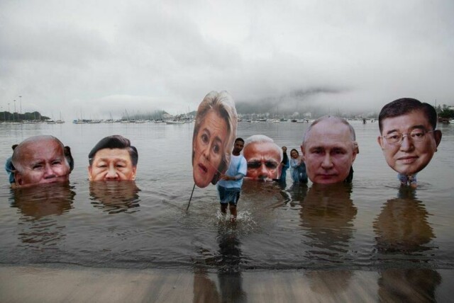 Aktivister i Rio de Janeiro deltar i en klimaprotest i forkant av G20-møtet i Brasil i november i fjor. Plakatene viser ansiktene til en rekke av verdens mektigste ledere, blant annet daværende president Joe Biden og ved siden av ham Kinas president Xi Jinping.