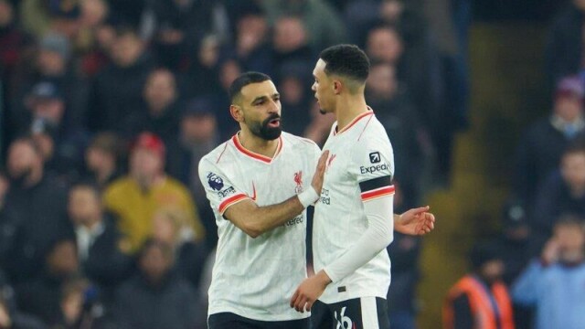 Liverpools høyreback Trent Alexander-Arnold (t.h.) får støtte fra Mohamed Salah etter å ha blitt buet på av egne fans.