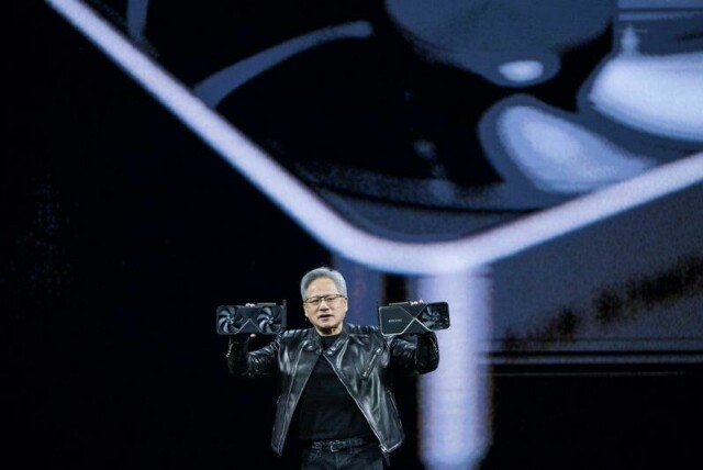 Nvidia-sjef Jensen Huang viser fram grafikkort under en tale på utviklerkonferansen Nvidia GTC i forrige måned.