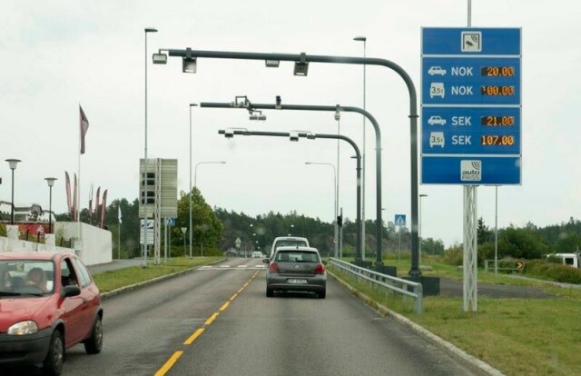 Skilt med bompengesatsene ved den gamle brua over Svinesund.