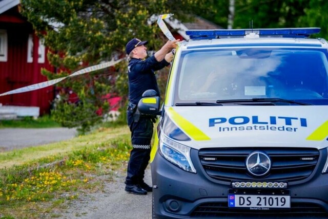 En mann i 40-årene er død etter en voldshendelse i en bolig på Dokka i Nordre Land sent onsdag kveld. En mann i 50-årene er pågrepet og siktet i saken, men erkjenner ikke straffskyld.