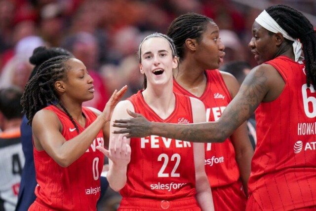Caitlin Clark imponerte i sesongåpningen i WNBA. Her slår lagvenninnene ring om henne da rivalen Angel Reese ville ta igjen for en hard foul.