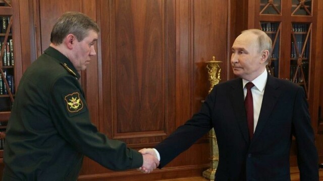 Russlands president Vladimir Putin og forsvarssjef Valerij Gerasimov møttes lørdag for et TV-sendt møte.