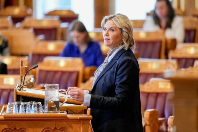 Frp-leder Sylvi Listhaug tar til orde for å redusere poseavgiften.