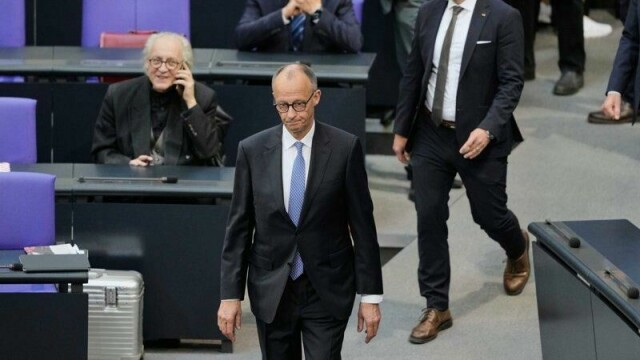 En slukøret Friedrich Merz konstaterer at han ikke vant første votering i Forbundsdagen.