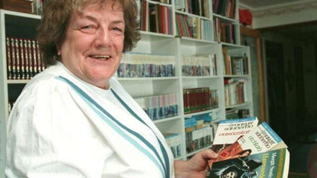 Margit Sandemo fotografert da hun fylte 70 år i 1994 med noen av de folkekjære bøkene hun sto bak.