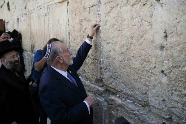 USAs ambassadør til Israel, Mike Huckabee, plasserte president Donald Trumps papirlapp i muren.