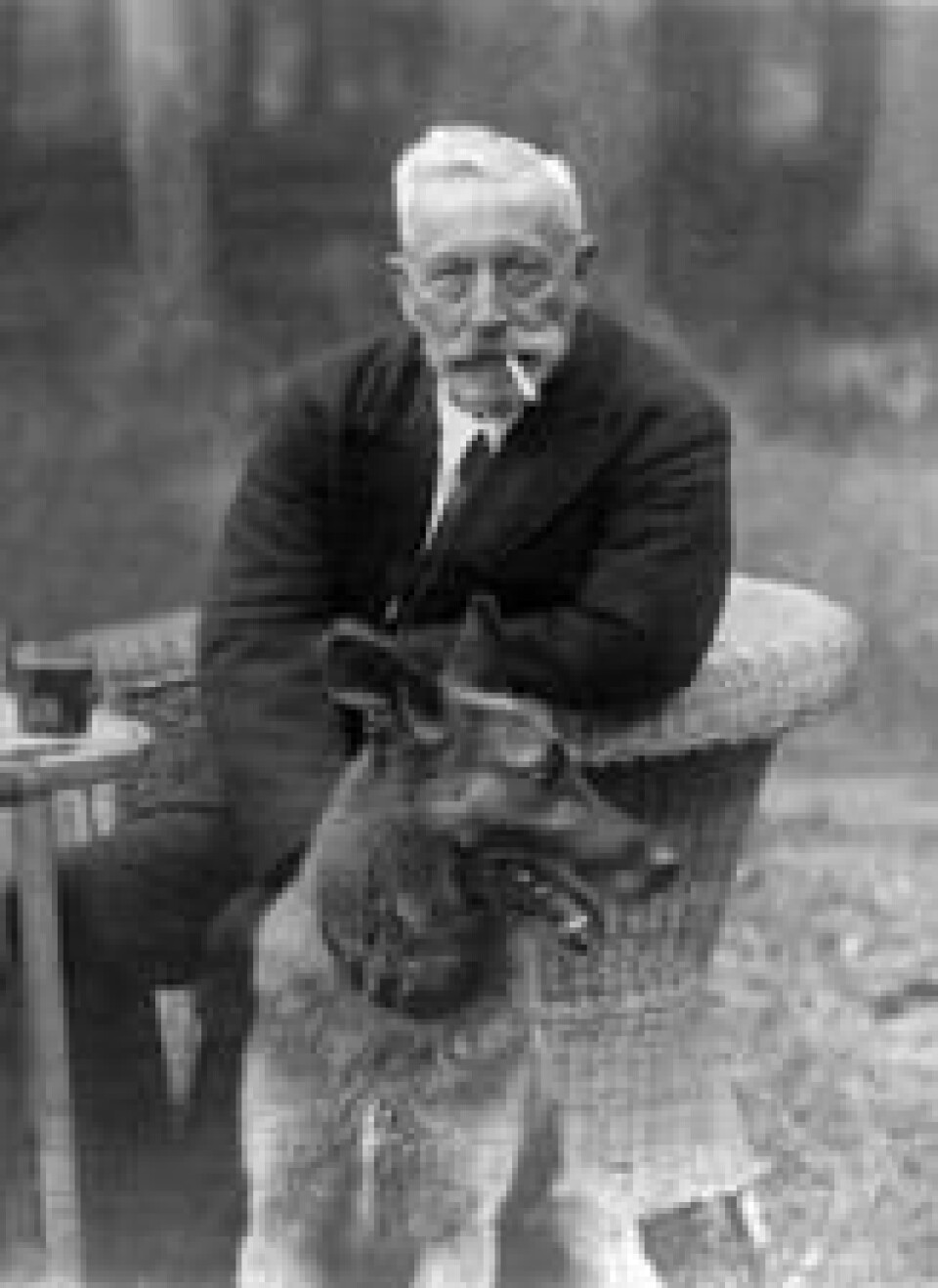 Tysklands tidligere keiser Wilhelm II poserer i 1929. Keiseren abdiserte 10. november 1918, dagen før våpenhvilen som gjorde slutt på første verdenskrig. Han reiste i eksil til Nederland. NTB Scanpix/AP. Tysklands tidligere keiser Wilhelm II poserer i 1929. Keiseren abdiserte 10. november 1918, dagen før våpenhvilen som gjorde slutt på første verdenskrig. Han reiste i eksil til Nederland. NTB Scanpix/AP.
