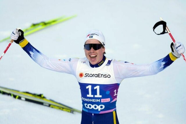 Følelsene ligger ofte utenpå kroppen til Sveriges langrennsmann William Poromaa. Her etter sølvet på 50-kilometeren i VM i Trondheim.