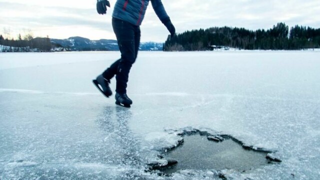 I Nord-Norge og i fjellet er isen fortsatt beskyttet av snø, særlig over 600–800 meter over havet i vest og over 1000 meter i sør og øst. Her ser vi en skøyteløper på Jonsvannet i Trondheim vinteren 2018. Arkivfoto: Gorm Kallestad / NTB