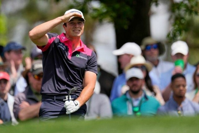 Viktor Hovland etter utslaget på det fjerde hullet på Augusta-banen lørdag.
