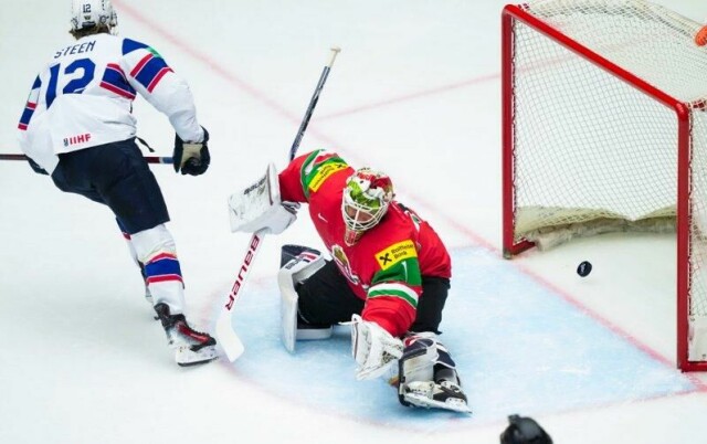 Norges Noah Steen scorer 1-0-målet mot Ungarn i Herning mandag kveld.
