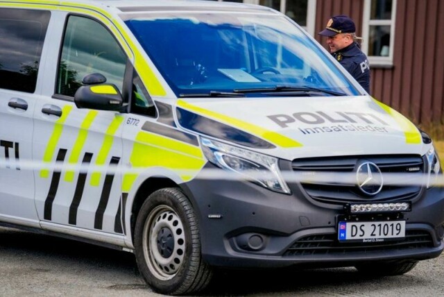 Politiet på stedet der det var en voldshendelse i en bolig på Dokka i Nordre Land sent onsdag kveld.