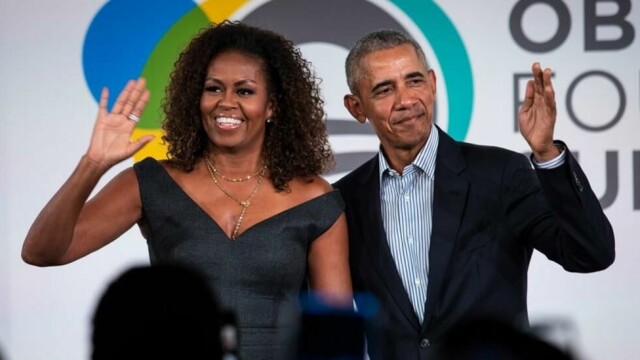 Michelle Obama var ikke å se under Donald Trumps presidentinnsettelse i januar. Nå avslører hun hvorfor. Her avbildet med ektemannen, Barack Obama, i 2019.