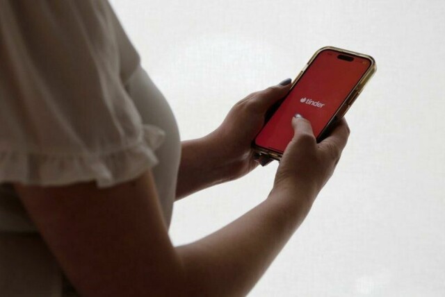 En amerikansk kvinne forteller hvordan hun opplevde å bli lurt gjennom datingappen Tinder. Svindlere hadde skapt en oppdiktet person gjennom KI-verktøy, og hun ble overtalt til å utbetale mange tusen kroner for å hjelpe «mannen».