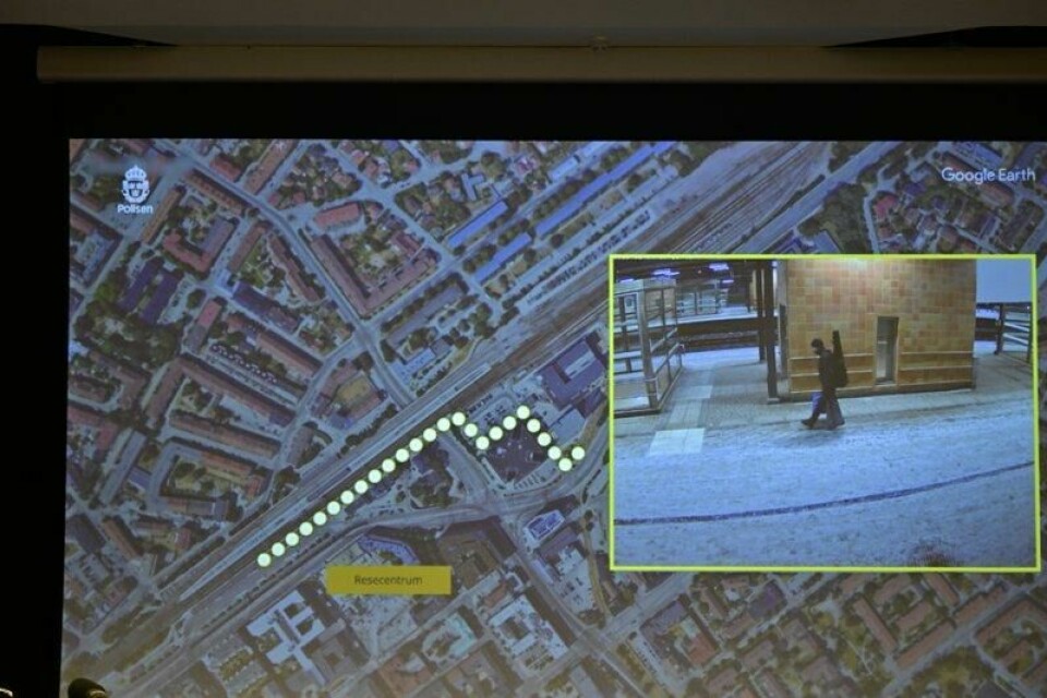 Bilde av gjerningspersonen på vei til skolen tatt fra et overvåkingskamera. Politiet holder en pressekonferanse der nye opplysninger om etterforskningen etter skoleangrepet på Campus Risbergska 4. februar blir presentert. Bilde av gjerningspersonen på vei til skolen tatt fra et overvåkingskamera. Politiet holder en pressekonferanse der nye opplysninger om etterforskningen etter skoleangrepet på Campus Risbergska 4. februar blir presentert. Foto: Viktoria Bank / TT / NTB
