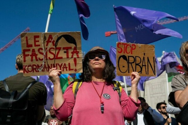 «Stopp Orban» står det på plakaten til en ungarsk demonstrant. EØS-landene Norge, Island og Liechtenstein forhandler nå med ungarske myndigheter om en ny periode med EØS-midler.