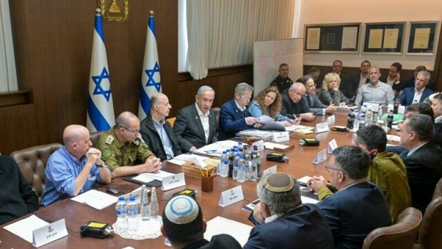 Israels statsminister Benjamin Netanyahu samlet søndag kveld sikkerhetskabinettet som vedtok å etablere et permanent militært nærvær i Gaza. Dette bildet er fra et møte i sikkerhetskabinettet i januar.