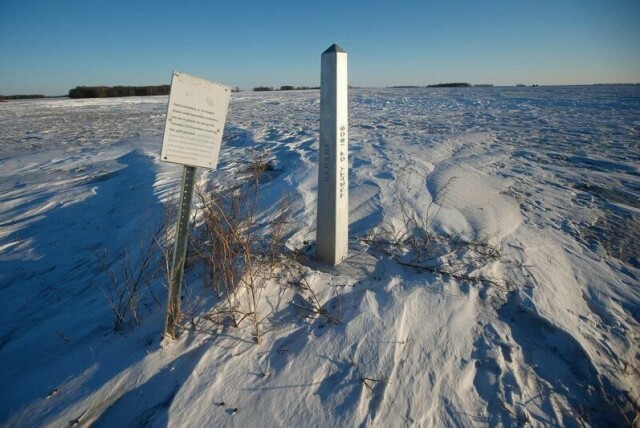 En indisk familie på fire døde da menneske smuglere skulle bringe dem over grensen fra Canada til USA midt på vinteren.