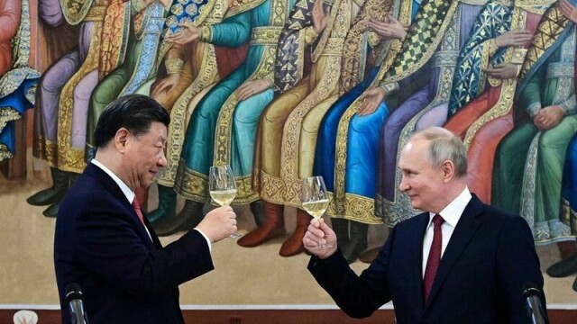 Kinas president Xi Jinping (t.v.) med Russlands president Vladimir Putin under et tidligere besøk i Moskva i mars 2023.