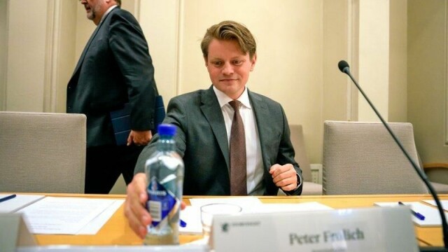 Peter Frølich (H), leder av kontroll- og konstitusjonskomiteen på Stortinget, retter sterk kritikk mot departementenes prosjekt for en felles IT-plattform.