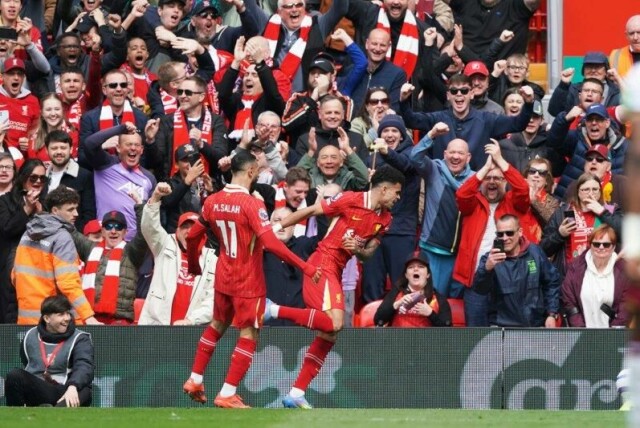 Luis Diaz og Mohamed Salah jubler for scoring i søndagens kamp.