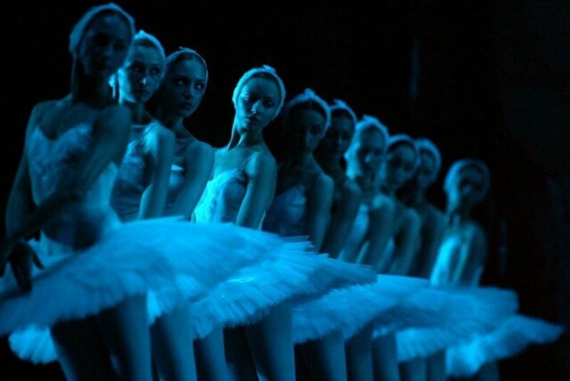 Dansere i Bolsjoj-balletten i Jurij Grigorovitsjs adapsjon av «Svanesjøen», fotografert i Royal opera House i London i 2004.