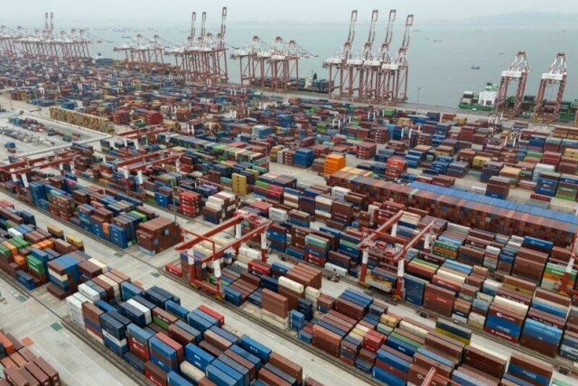 Donald Trumps handelskrig får skylden for den amerikanske økonomiens første fall på tre år. Foto: Her er konteinere i en havn i Guangdong-provinsen i Kina.