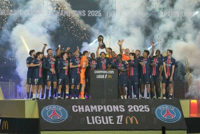 PSGs Marquinhos da de hevet pokalen som seriemestere på Parc des Princes 18. mai.