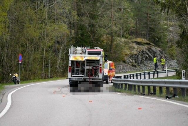 Brannen i motorsykkelen er slukket og trafikken dirigeres forbi.